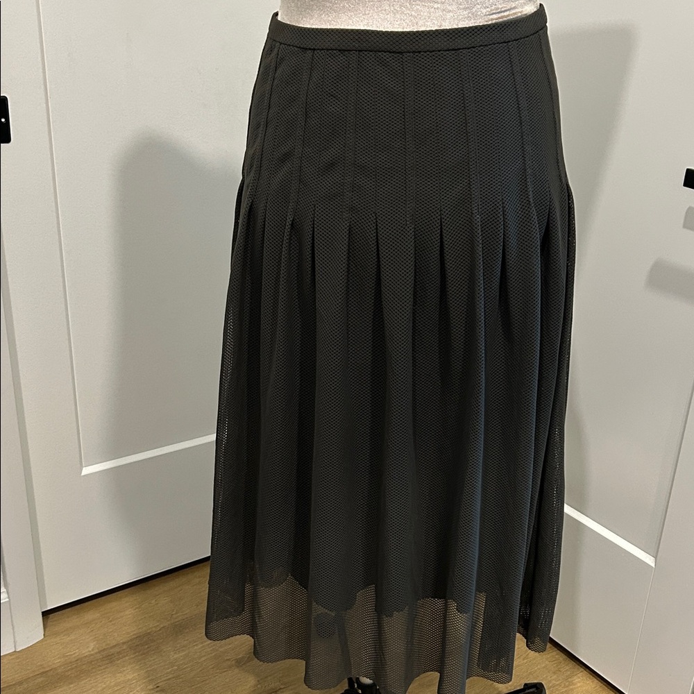 AKRIS PUNTOStretch Mesh Pleated Midi Skirt in Graphite Gray |Size 10 - Picture 4 of 16